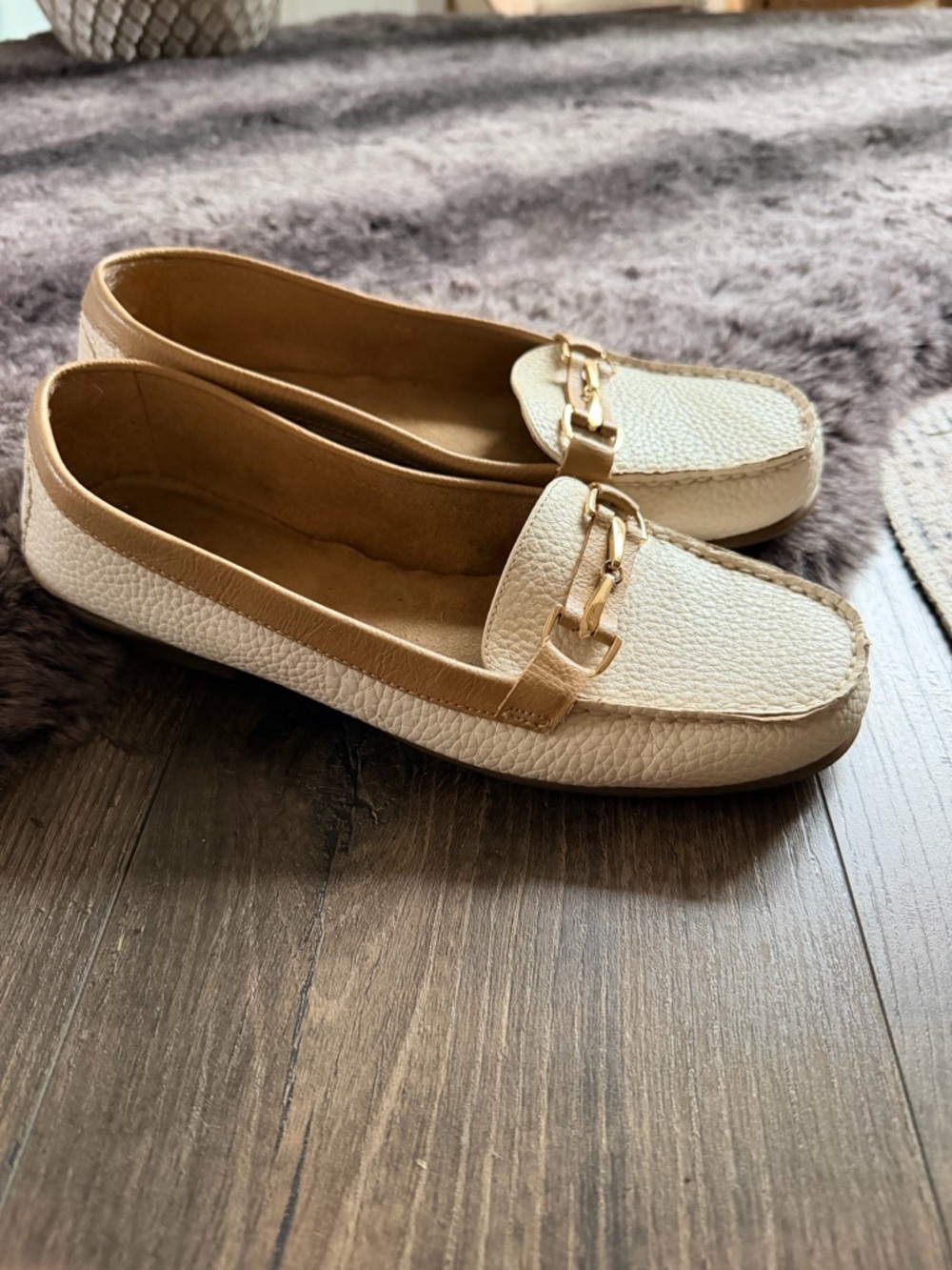 AEROSOLES Cream Leather Loafers with Gold Chain Accent